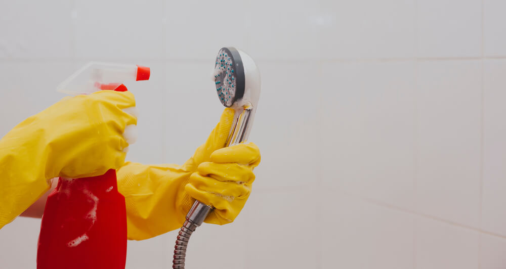 środek do usuwania kamienia z kabiny prysznicowej – czyszczenie prysznica