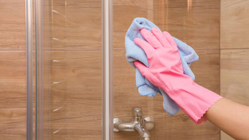 Czyszczenie kabiny prysznicowej – 5 cennych wskazówek