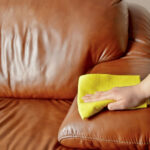 Pielęgnacja skórzanej sofy: tajniki dbania o meble domowe i biurowe